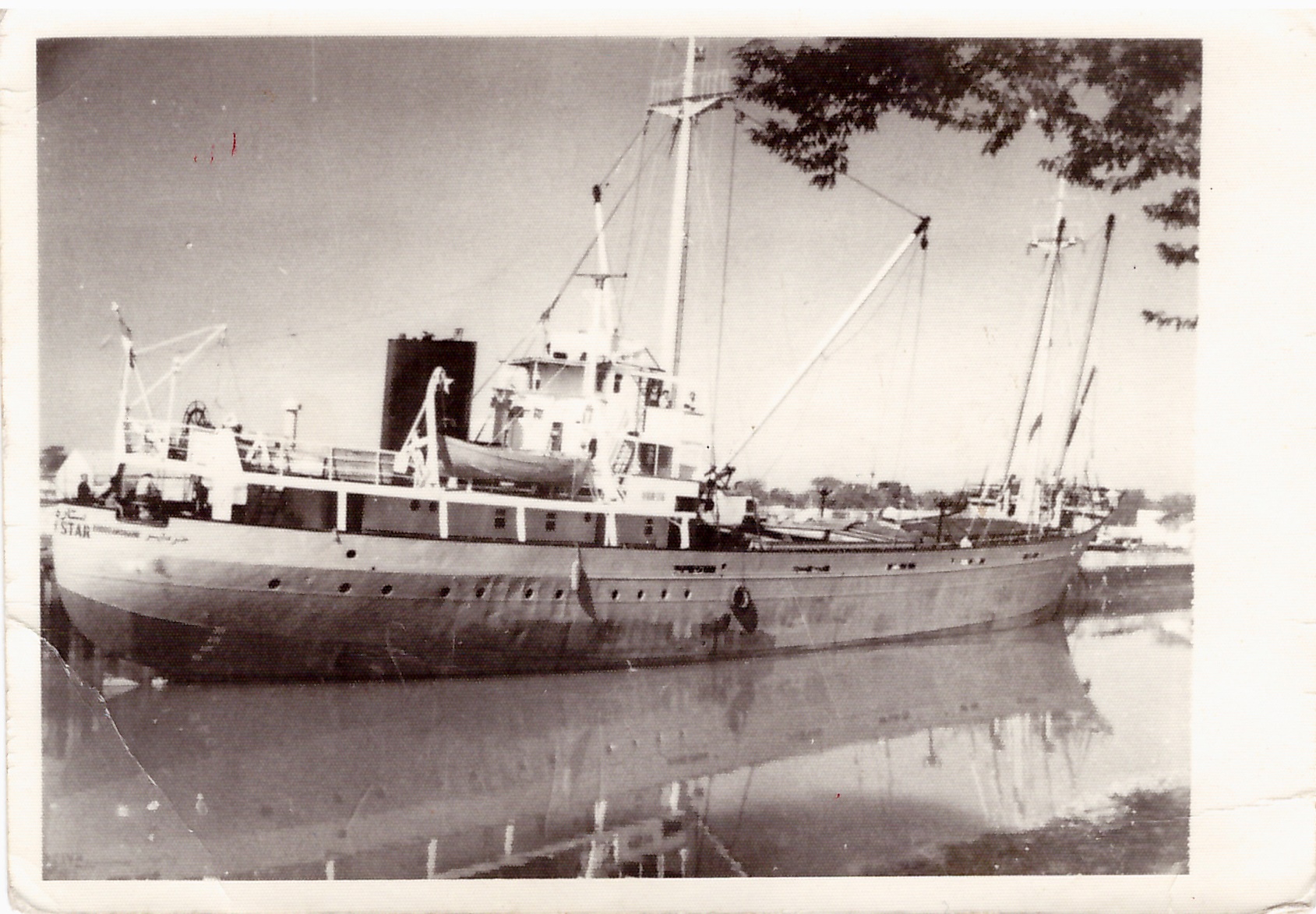 عکس کشتی ستاره آبادان در تابستان سال 1357 در اسکله 27 آبادان اروند رود